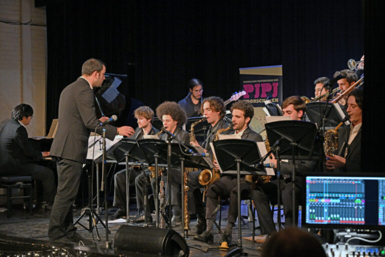Jazzconcert PJPJ: KC Jazz Big Band o.l.v. Claudio Jr de Rosa — muziek in Voorschoten